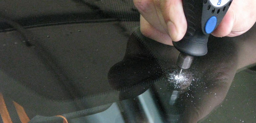 Как остановить трещину на стекле автомобиля. Засверлить стекло лобовое. Скол на лобовом стекле. Засверлить трещину на лобовом стекле. Скол лобового стекла.