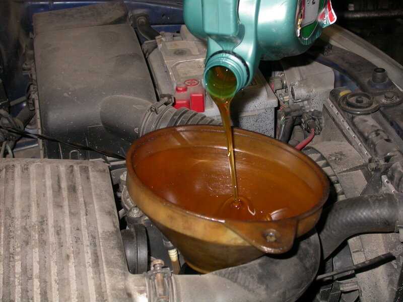 Что будет если залить моторное масло. Заливает масло. Стакан для заливки масла в ДВС. Потемнение гидравлического масла. Заливаем масло в двигатель КАМАЗ.