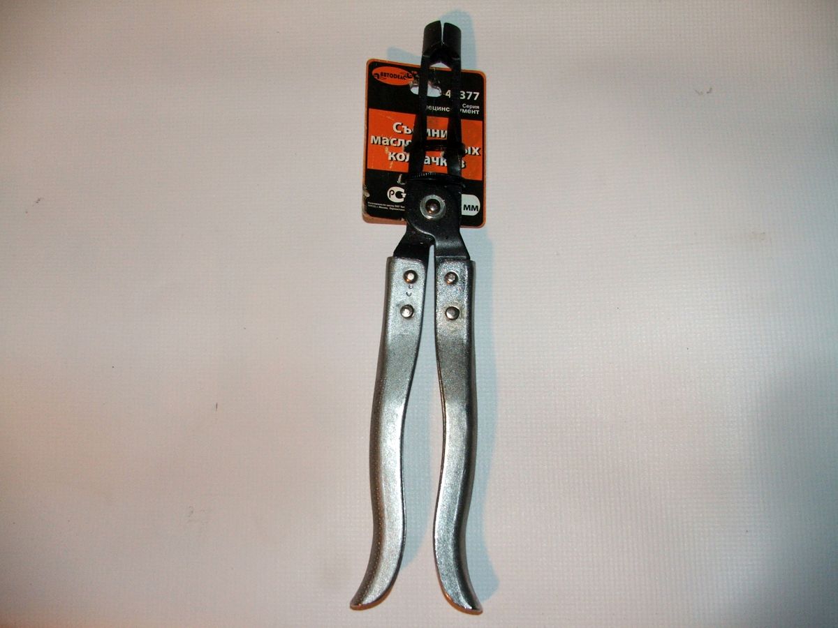 Клещи для демонтажа маслосъемных колпачков. Съёмник сальников клапанов ваз 2106. Съемник маслосъемных колпачков ваз 2112 16 клапанов. Съемник маслосъемных колпачков м54б30. Приспособление для снятия колпачков.