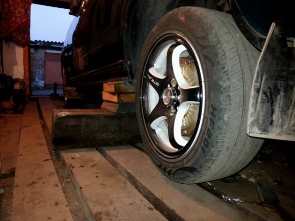 Подставка из деревянных брусьев под кузовом автомобиля