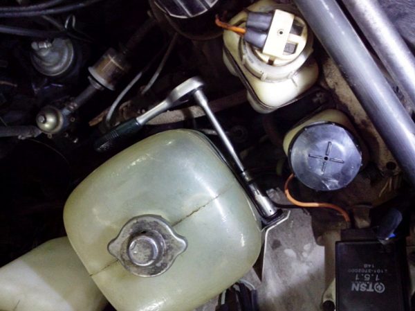 Крепление расширительного бачка