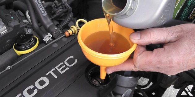 Замена масла в двигателе: Установите воронку в заливную горловину