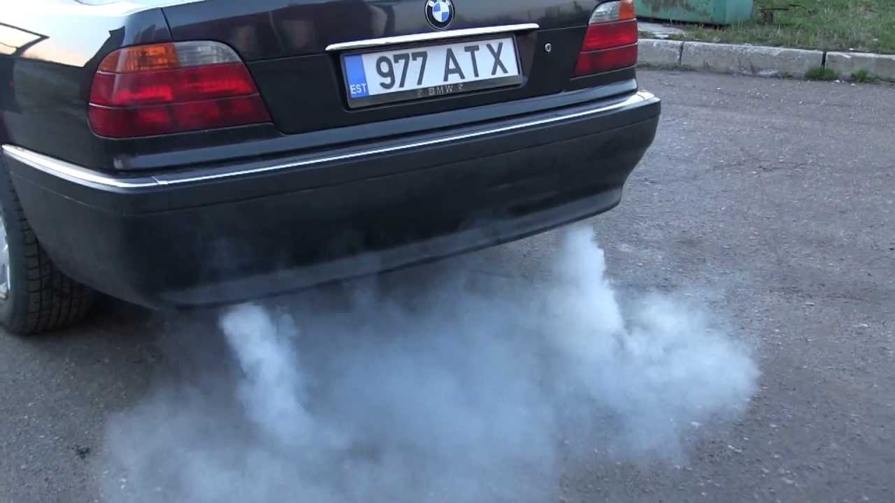 Дизель сильно дымит. BMW дымит e39. Сизый дым на дизеле. Сизый дым из выхлопа. Выхлоп машины дымящийся.