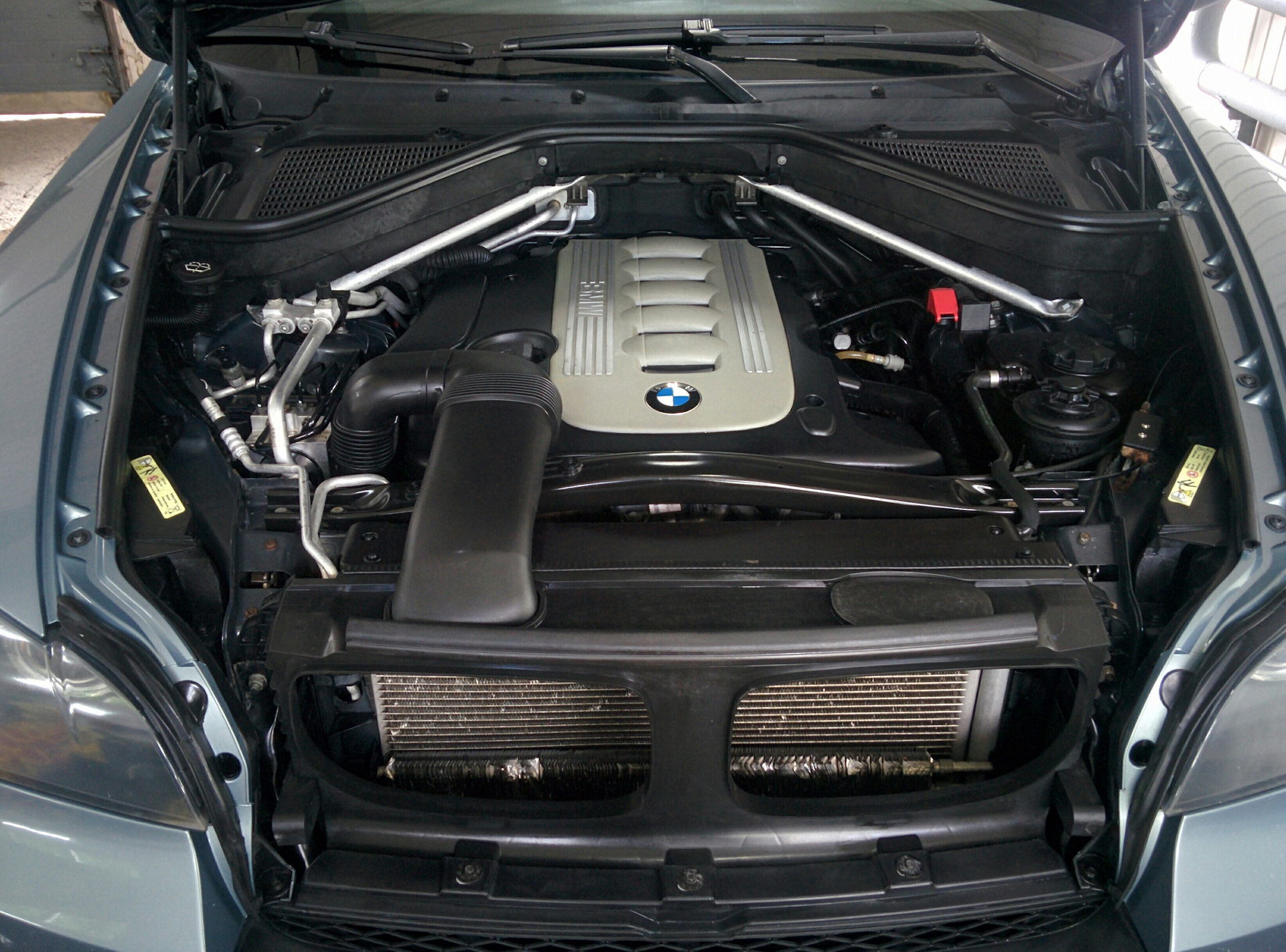 Bmw x5 капот. БМВ х5 под капотом. BMW e70 m57 двигатель. BMW x5 e70 моторный отсек. БМВ х5 е70 3.0 дизель.