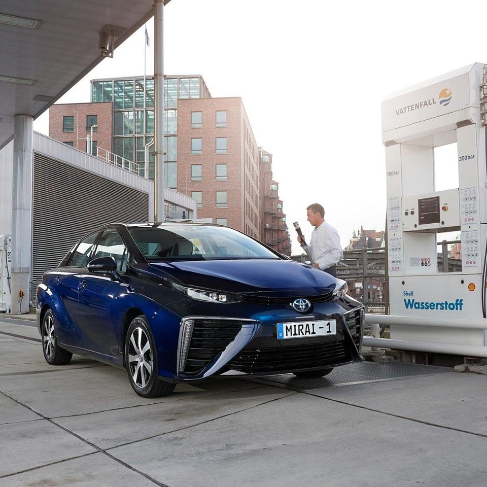 Энергия машины. Fuel Cell Toyota Mirai. Машина на водороде. Автомобиль на водородных топливных элементах. Водородная АЗС.