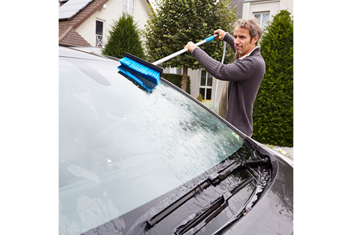 Щетка для мытья машины. Щетка с подачей воды для мытья. Щетка с водой для мытья автомобиля. Щетка на шланг для мытья автомобиля.