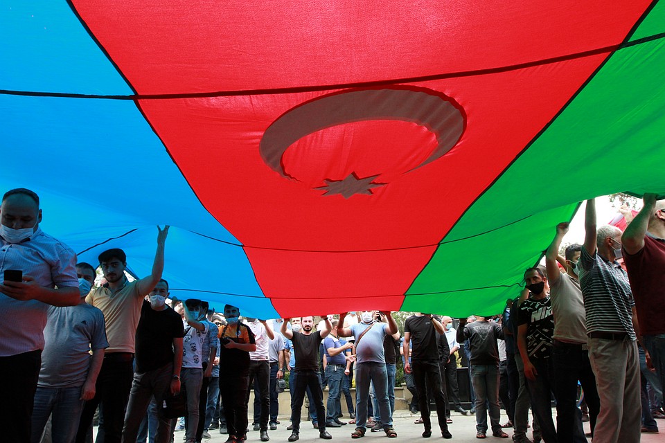 В Баку уже прошла многотысячная демонстрация под лозунгом: Отмени карантин, начни войну! Фото: REUTERS