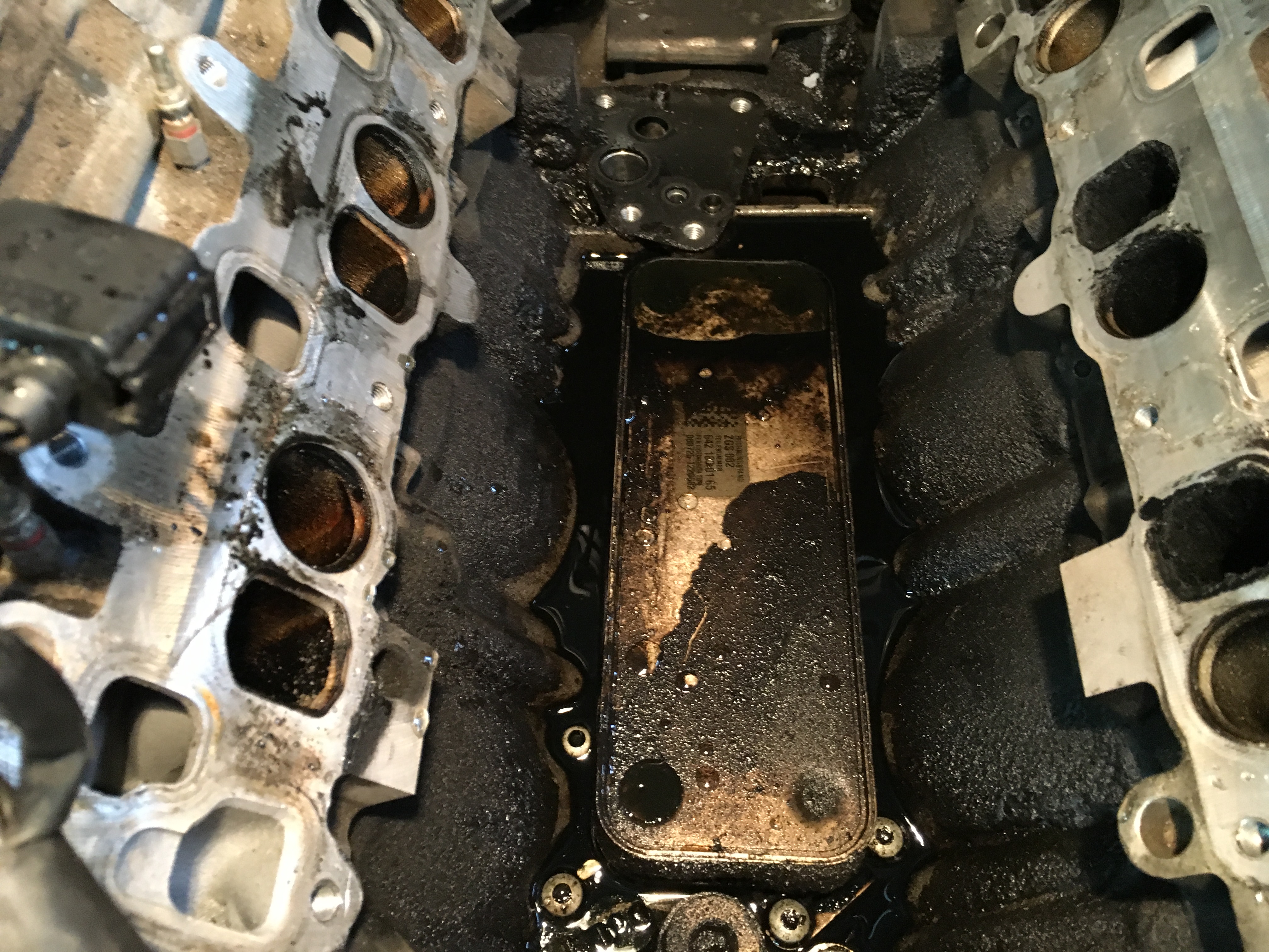 Жор масла дизель. Масло в развале двигателя КАМАЗ 740. Ml 166 течет масло с двигателя. Om642 сливное отверстие. Мерседес с 2007 нагар в коллекторе.